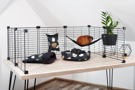 Schwarze Hängematte mit Meerschwinchenmotiv für Kleintiere