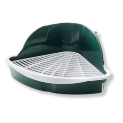 Grüne Ecktoilette mit Kunststoffgitter