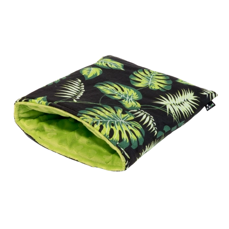 Schlafsack in Blättern auf schwarzem Hintergrund