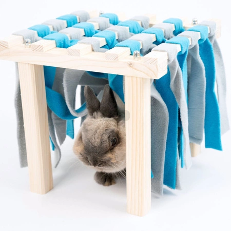 Fleece Forest (grau mit türkis) – Holzversteck und Spielzeug für Kleintiere