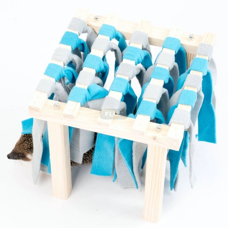 Fleece Forest (grau mit türkis) – Holzversteck und Spielzeug für Kleintiere